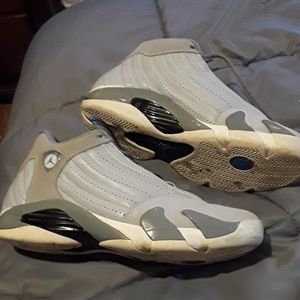 Jordan  14 wolf grey